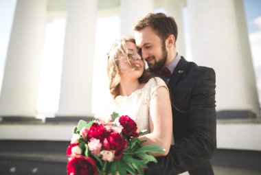 Güzel çift, gelin ve damat büyük beyaz sütun poz