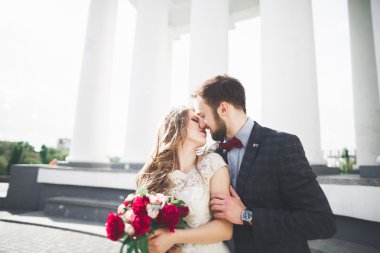 Lüks evli çift, gelin ve damat eski şehirde poz veriyor.