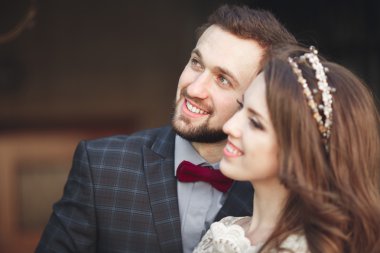 Bahar mevsiminde öpüşen düğün çifti. Yakın plan portre.