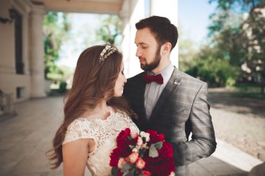 Lüks evli çift, gelin ve damat eski şehirde poz veriyor.