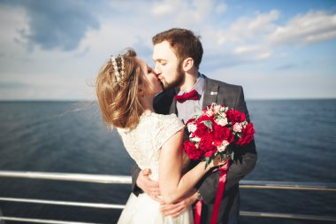 Gün batımında sahilde yürüyüş sadece evli evlilik çift.