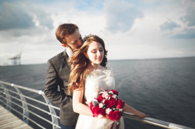 Gün batımında sahilde yürüyüş sadece evli evlilik çift.