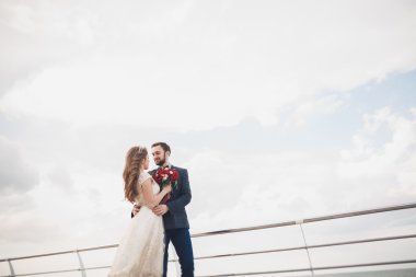 Gün batımında sahilde yürüyüş sadece evli evlilik çift.