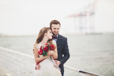 Gün batımında sahilde yürüyüş sadece evli evlilik çift.