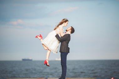 mutlu sadece evli genç düğün kutluyor çift ve güzel bir plaj gün batımında iyi eğlenceler