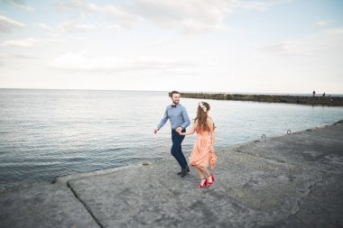 Düğün çift, Gelin, damat yürüyüş ve iskelede poz