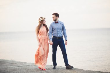 Denizin üzerinde bir iskele üzerinde duran evli evlilik çift