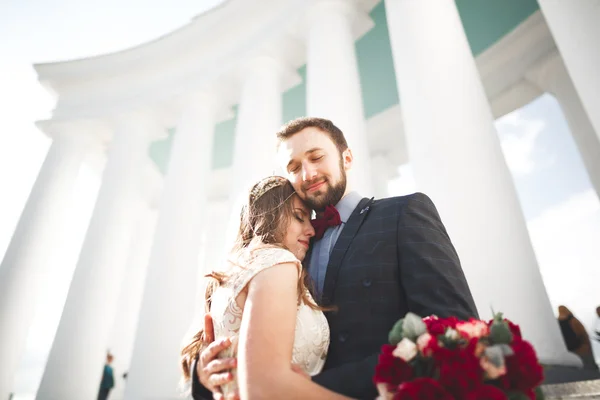 Beau couple, mariée et marié posant près de grande colonne blanche — Photo