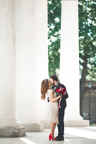 Pareja de matrimonio de lujo, novia y novio posando en la ciudad vieja —  Fotos de Stock