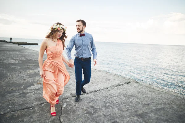 Beau couple aimant, fierté avec robe longue marchant sur jetée — Photo