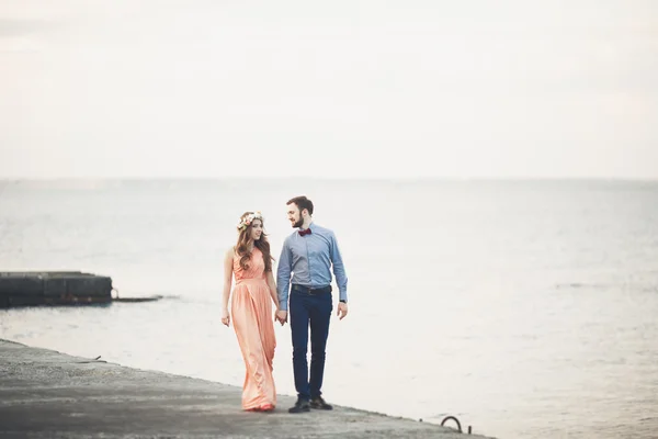 Одружена весільна пара стоїть на причалі над морем — стокове фото