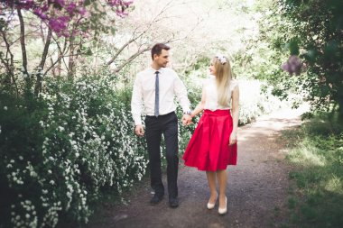 Şık güzel mutlu düğün çift öpüşme ve Botanik Bahçesi içinde kucaklayan