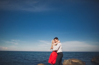 Sevimli gelin, manzara, dağlar ve denizin muhteşem Düğün çifti üzerinde zarif damat