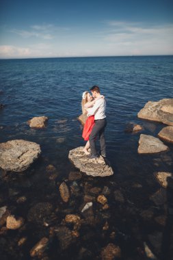 Sevimli gelin, manzara, dağlar ve denizin muhteşem Düğün çifti üzerinde zarif damat