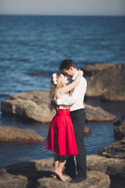 Sevimli gelin, manzara, dağlar ve denizin muhteşem Düğün çifti üzerinde zarif damat