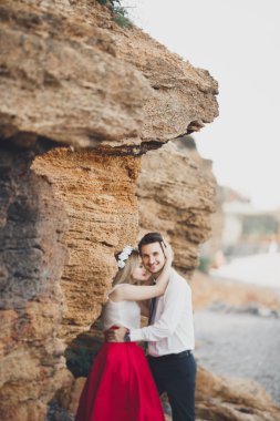 Romantik sevgi dolu çift kayalar ve taşlar Sahilde yürüyüş