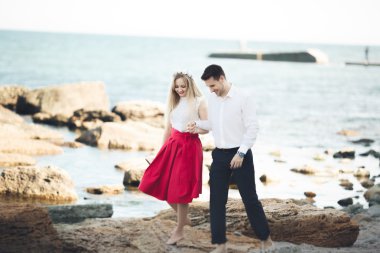 Sevimli gelin, manzara, dağlar ve denizin muhteşem Düğün çifti üzerinde zarif damat