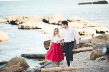 Sevimli gelin, manzara, dağlar ve denizin muhteşem Düğün çifti üzerinde zarif damat