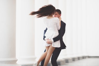 Lüks evli çift, gelin ve damat eski şehirde poz veriyor.