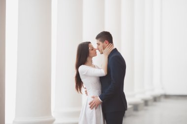 Lüks evli çift, gelin ve damat eski şehirde poz veriyor.