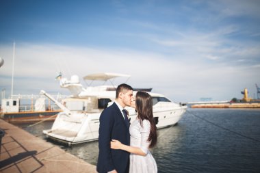 Mutlu evlilik çift yeni yat sarılma