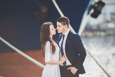 Mutlu gelin ve damat gemi sarılma