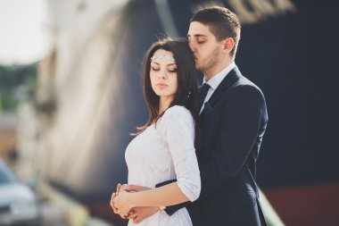 Mutlu gelin ve damat gemi sarılma