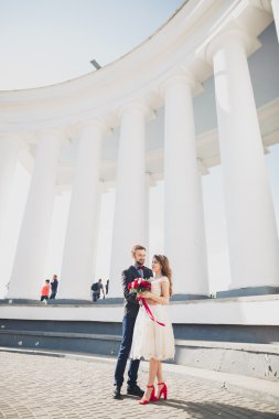 Lüks evli çift, gelin ve damat eski şehirde poz veriyor.