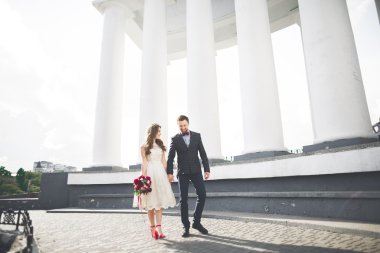 Lüks evli çift, gelin ve damat eski şehirde poz veriyor.