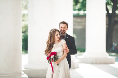 Lüks evli çift, gelin ve damat eski şehirde poz veriyor.