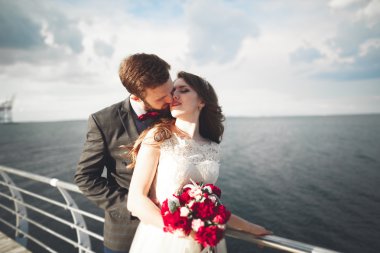 Gün batımında sahilde yürüyüş sadece evli evlilik çift.