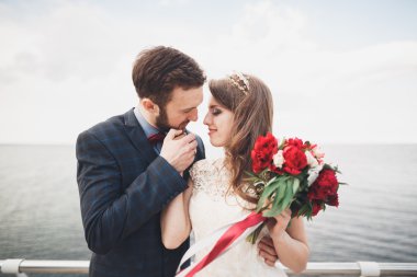 Denizin üzerinde bir iskele üzerinde duran evli evlilik çift