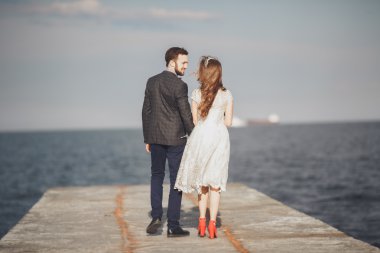 Gün batımında sahilde yürüyüş sadece evli evlilik çift.