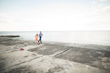 Düğün çift, Gelin, damat yürüyüş ve iskelede poz