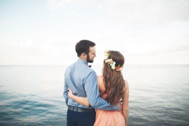 Güzel sevgi dolu çift, gurur iskelede yürüyüş uzun elbise ile