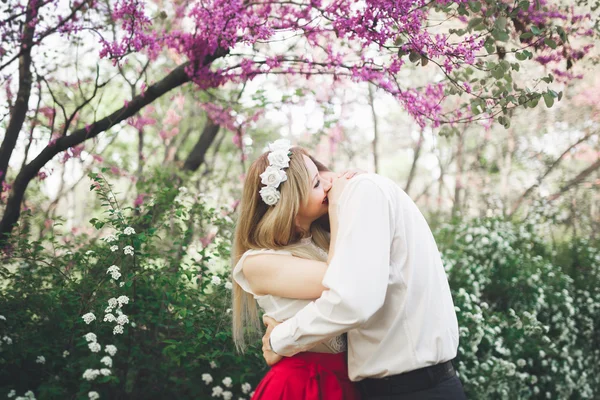 Casal feliz bonito elegante beijando e abraçando no Jardim Botânico — Fotografia de Stock