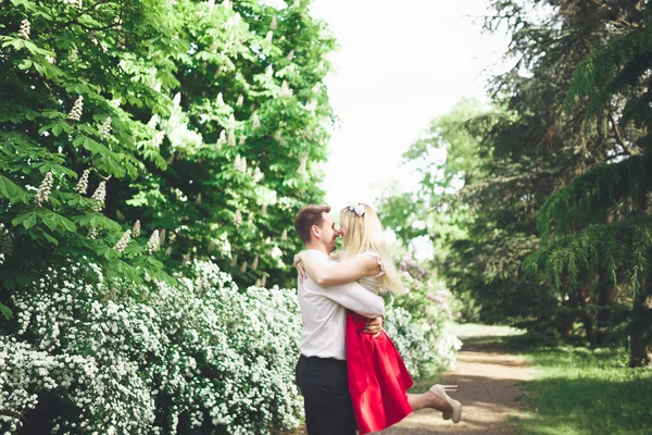 Snygg vacker glad bröllop par kyssar och omfamna i botaniska trädgården — Stockfoto