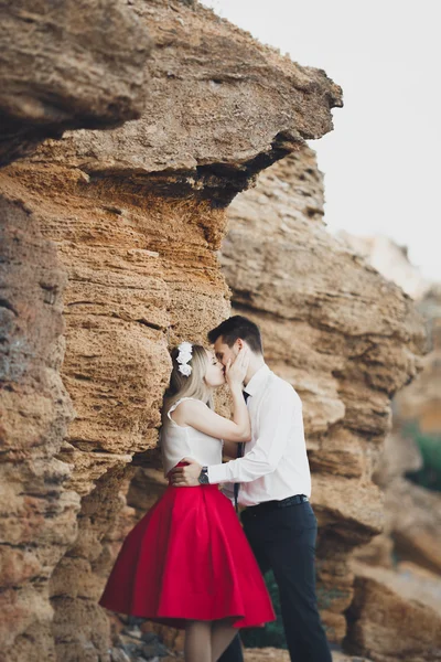 Couple amoureux romantique marchant sur la plage avec des rochers et des pierres — Photo