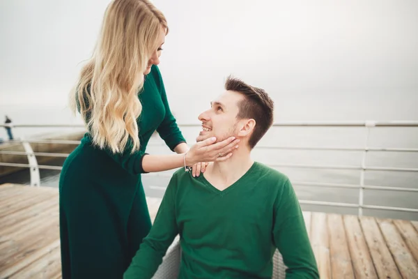 Couple heureux sur la jetée, jeune famille amoureuse passer des vacances de lune de miel îles de luxe — Photo