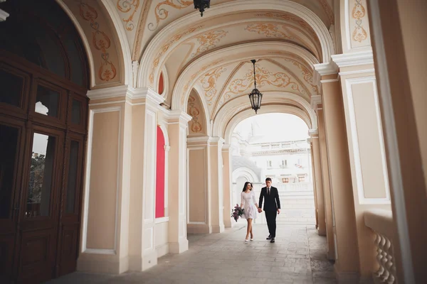 Luxusní manželský pár, nevěsta a ženich pózují ve starém městě — Stock fotografie