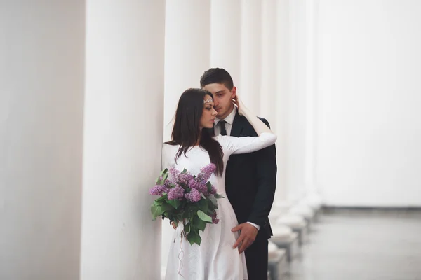 Casamento de luxo casal, noiva e noivo posando na cidade velha — Fotografia de Stock