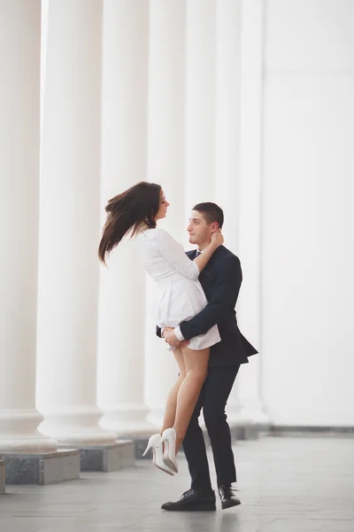 Casamento de luxo casal, noiva e noivo posando na cidade velha — Fotografia de Stock