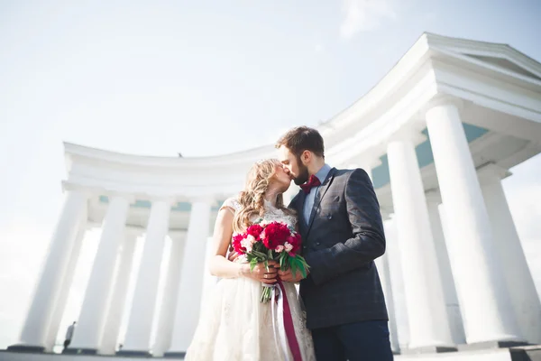 Casamento de luxo casal, noiva e noivo posando na cidade velha — Fotografia de Stock