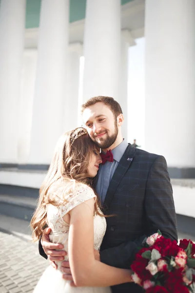 Casamento de luxo casal, noiva e noivo posando na cidade velha — Fotografia de Stock