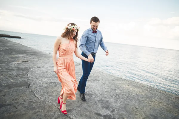 Esküvői pár, menyasszony, vőlegény, séta, és pózol a pier — Stock Fotó