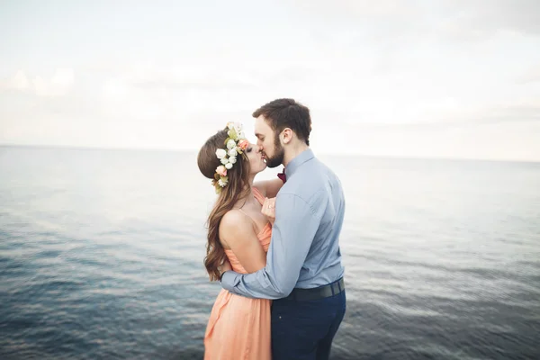 Mooie verliefde paar, trots met lange jurk wandelen op de pier — Stockfoto