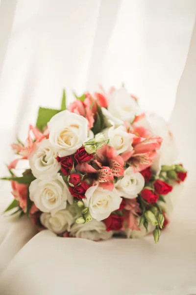 Τέλεια νυφική ανθοδέσμη γάμο των διαφορετικών λουλουδιών — Φωτογραφία Αρχείου
