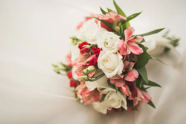 Casamento buquê nupcial perfeito de flores diferentes — Fotografia de Stock