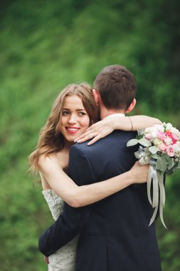 Nea kayalar poz neşeli evli evlilik çift