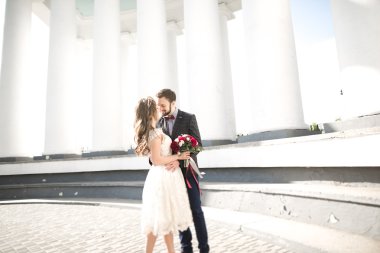 Lüks evli çift, gelin ve damat eski şehirde poz veriyor.